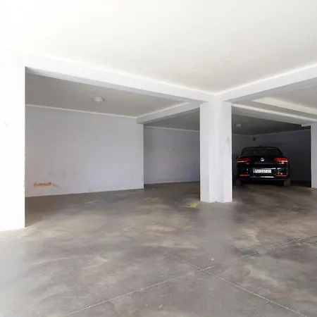 Beautiful Butterfly With Free Parking Apartment *