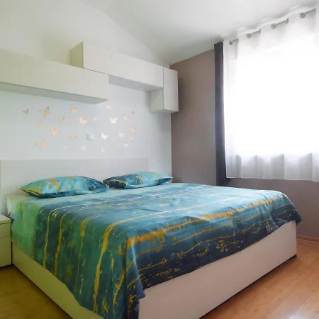 Beautiful Butterfly With Free Parking Apartment *