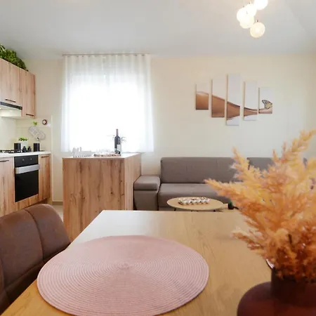Beautiful Butterfly With Free Parking Apartament Pula